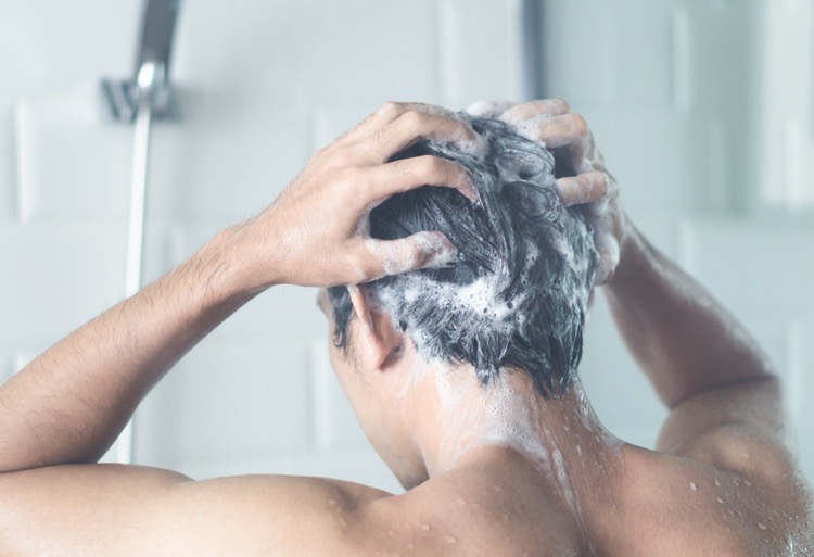 髪を洗う男性
