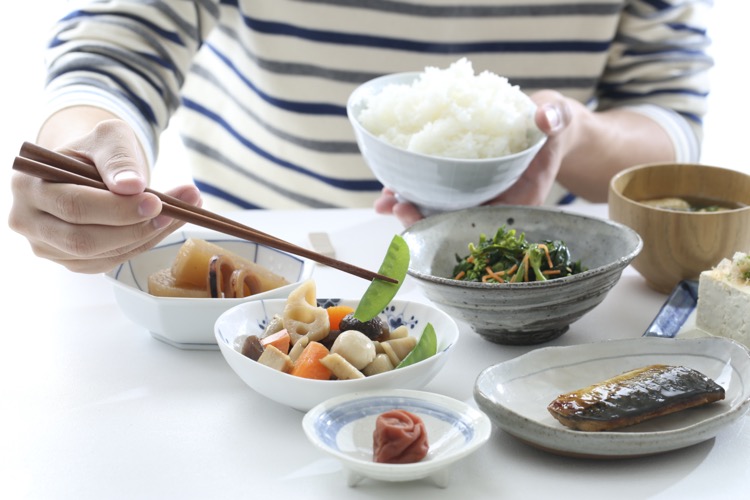 ご飯を食べる男性の手