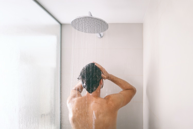 シャワーを浴びる男性
