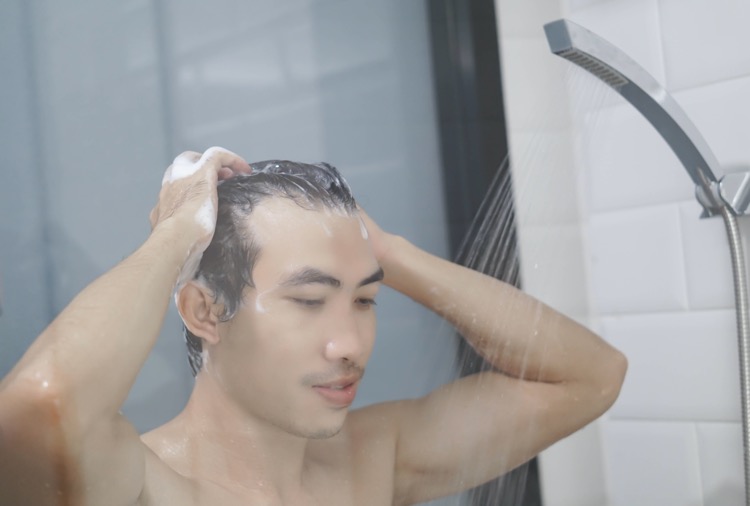 頭を洗う男性