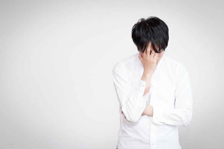 頭を抱える男性