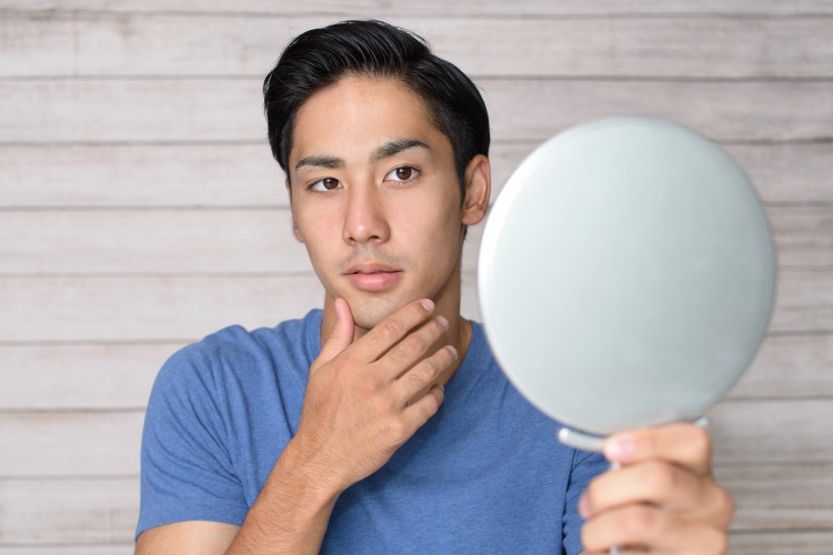 頭頂部を立たせてボリュームがあるように見せる