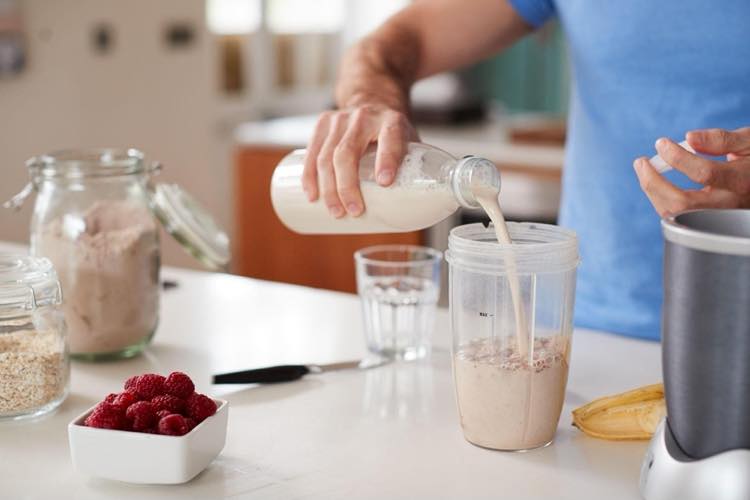 プロテインはどれくらい飲むべき?身体活動レベルにあわせて摂取を