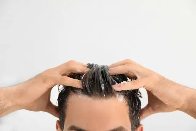 頭皮を洗う男性
